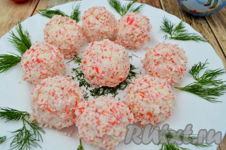 Закуску "Рафаэлло", приготовленную из крабовых палочек и сыра, выложить на блюдо, украсить (я украсила веточками укропа) и можно подавать к столу. Это вкусное, нежное, аппетитное блюдо отлично подходит для любого праздничного застолья!