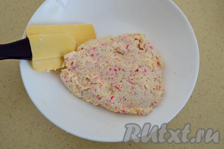 Перемешать массу, она получится достаточно пластичной и будет держать форму.