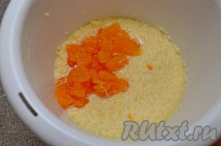 С мандаринов снять плёночки и удалить косточки. Добавить мандарины в миску.