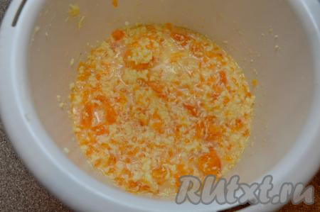 Перемешать массу до однородности столовой ложкой (или силиконовой лопаткой). Благодаря тому, что мы вмешиваем мандарины с помощью лопатки (или ложки), а не с помощью миксера, в структуре готовых маффинов будут присутствовать более крупные вкрапления мандаринов.