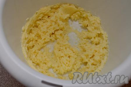 Сливочное масло заранее достать из холодильника и дать ему нагреться до комнатной температуры. В глубокой ёмкости взбить миксером размягчённое сливочное масло и сахар. Масса должна получиться однородной. Количество сахара, которое нужно для этой выпечки, во многом зависит от сладости мандаринов. У меня были мандарины с небольшой кислинкой, поэтому я взяла 150 грамм сахара и маффины получились в меру сладкими.