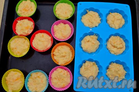 Разложить тесто по формочкам для маффинов, заполняя их на 2/3 объёма. У меня силиконовые формочки, их дополнительно можно не смазывать маслом. Всего получилось 16 маффинов.