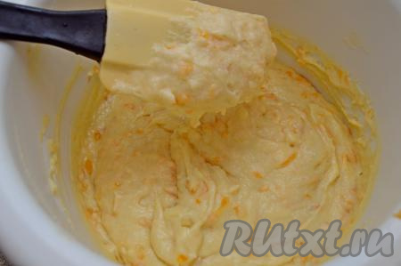 Затем в получившуюся массу с мандаринами всыпать разрыхлитель и частями начать всыпать муку, каждый раз полностью вмешивая её в тесто. Важно ориентироваться не на количество муки, указанное в ингредиентах (ведь и величина яиц, и сочность мандаринов, и качество муки бывают разными), а на консистенцию теста. Тесто для мандариновых маффинов должно получиться воздушным, ярким, в меру густым, оно будет медленно стекать с лопатки.