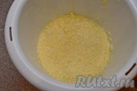 Взбить массу миксером до однородности.