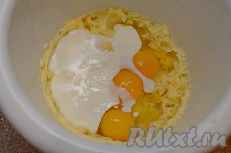 К маслу, взбитому с сахаром, добавить сырые яйца и кефир.