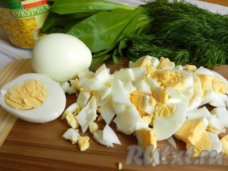 Яйца очистить и нарезать не очень мелко.