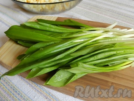 Свежую черемшу вымыть, обсушить и нарезать.