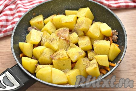 После этого на сковороду добавляем обжаренные кусочки картошки, по вкусу солим, перчим. Можно использовать свои любимые специи или приправы.