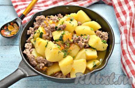 Картошка, тушёная с фаршем на сковороде, получается аппетитной, вкусной, сытной. Благодаря тому, что мы предварительно обжарили дольки картофеля, при тушении они не развалились, остались целыми.