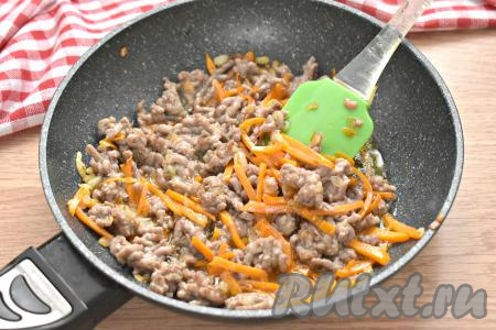 Периодически перемешивая, обжариваем фарш 6-7 минут. В процессе жарки мясные кусочки разбиваем лопаточкой.