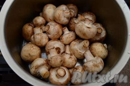 Сразу переложить в кастрюлю промытые шампиньоны, поставить на средний огонь, накрыть крышкой, довести маринад до кипения. Вначале может показаться, что маринада мало, но наши грибы не должны быть варёными, они должны провариться в маринаде, но при этом в готовом блюде остаться упругими. После закипания маринада уменьшить огонь и готовить шампиньоны минут 10, периодически их аккуратно перемешивая, чтобы грибочки покрывались маринадом со всех сторон. Постепенно грибы начнут уменьшаться в объёме, выделяя жидкость.