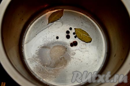 В кастрюлю влить воду, растительное масло и уксус, всыпать горошины чёрного и душистого перцев, добавить лавровый лист, соль и сахар, перемешать.