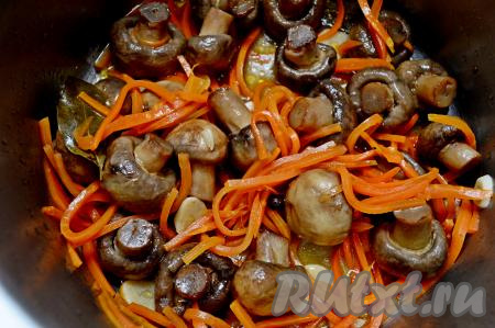 По прошествии 5 минут снять кастрюлю с огня и оставить остывать до комнатной температуры, а затем отправить шампиньоны в холодильник на 10-12 часов (несколько раз за это время можно грибочки перемешать). За это время грибы хорошо промаринуются.