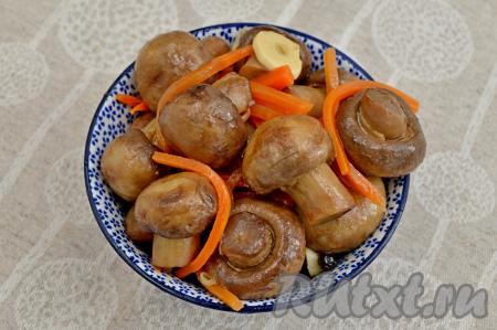 И маринованные шампиньоны, и морковь получаются очень вкусными, сочными, в меру солёными. Такие аппетитные грибочки станут великолепным дополнением к различным блюдам!