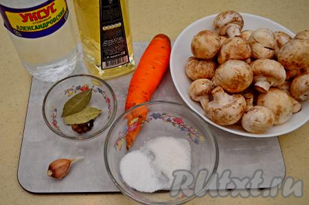 Подготовить продукты для приготовления шампиньонов, маринованных с морковью. Шампиньоны промыть под проточной водой, убирая с грибочков загрязнения. Если грибы очень крупные, их можно разрезать на 2-3 части. Мелкие и средние шампиньоны я предпочитаю готовить целиком.