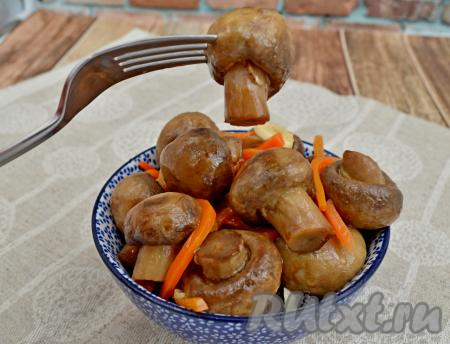 Теперь можно выкладывать шампиньоны с морковью в пиалу и подавать на стол.