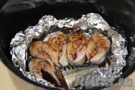 Присыпать рыбку приправой и полить соевым соусом.&nbsp;