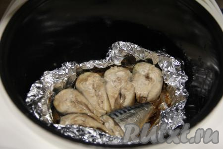 Закрыть крышку мультиварки и выставить режим "Выпечка" на 30 минут. После звукового сигнала открыть крышку и аккуратно достать скумбрию.