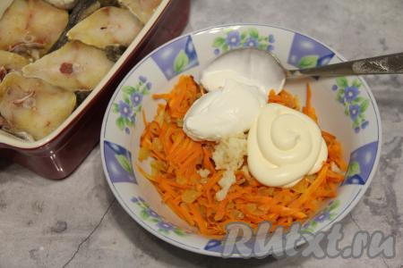 К остывшим обжаренным овощам добавить майонез, сметану и пропущенный через пресс чеснок, перемешать получившуюся овощную "шубу". Вместо смеси сметаны и майонеза можно взять только сметану или только майонез - тут дело вкуса.