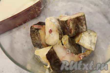 Втереть соль и специи в кусочки трески.