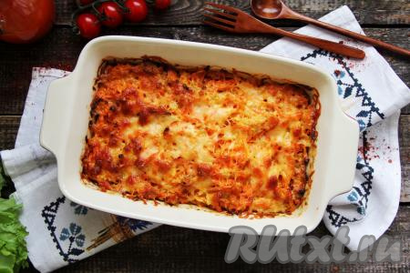 Треску, запечённую под овощной шубой в духовке, подать к столу в горячем виде с гарниром по вашему вкусу.