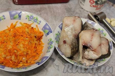 Переложить обжаренные овощи в тарелку, дать им остыть. Если треска заморожена, её нужно разморозить при комнатной температуре (можно использовать охлаждённую рыбку). Если вы купили треску с головой, тогда её нужно отрезать. Внутренности и чёрную плёнку из брюшка рыбки тоже нужно удалить. Промыть треску водой, обсушить бумажным полотенцем, после этого нарезать на порционные кусочки.