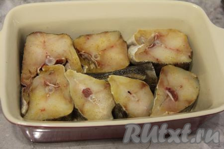 В жаропрочную форму, слегка смазанную растительным маслом, выложить кусочки рыбы.