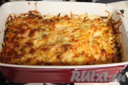 Достать форму с треской из духовки. Получилось очень аппетитное и нежное блюдо.