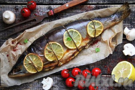 Переложить запечённую рыбу на тарелку, убрать бечёвку (или нитку) и подать к столу. Горбуша, фаршированная шампиньонами и сыром, получилась очень аппетитной, не сухой и вкусной. Советую и вам приготовить!