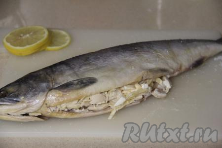 Рыбку натереть со всех сторон солью. Наполнить брюшко горбуши начинкой из шампиньонов и сыра.&nbsp;