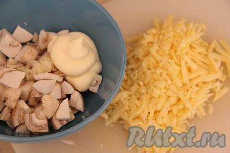 Если горбуша заморожена, её нужно полностью разморозить при комнатной температуре. Шампиньоны промыть водой, немного обсушить, нарезать на кусочки среднего размера. Сыр натереть на крупной тёрке. В глубокой тарелке соединить нарезанные шампиньоны, добавить пропущенный через пресс чеснок, майонез и сыр, перемешать, немного посолить и начинка для фарширования горбуши готова.