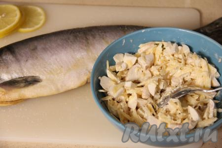 Из брюшка размороженной горбуши убрать внутренности и чёрную плёнку, промыть водой. Голову я оставила. Обсушить горбушу бумажным полотенцем.