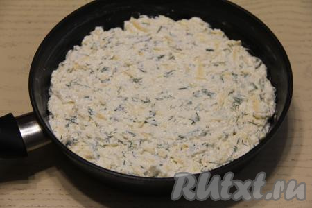 Сковороду (я взяла сковородку диаметров 22 сантиметров) щедро смазать сливочным маслом, затем выложить тесто и разровнять.