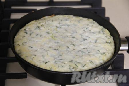 Поставить сковороду на минимальный огонь, накрыть крышкой и выпекать пирог с одной стороны минут 15. 