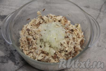 Почистить и мелко нарезать маленькую луковицу, добавить к скумбрии.