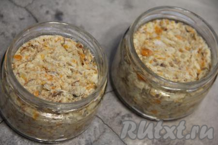 Переложить рийет в баночки (у меня получилось 2 банки по 200 миллилитров), закрыть крышками и поставить на пару часов в холодильник.