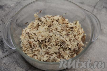 Готовую рыбу полностью остудить в бульоне. Затем достать скумбрию из бульона и отделить филе от костей. Филе скумбрии размять вилкой, переложить в миску.