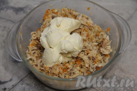 Выложить творожный сыр.