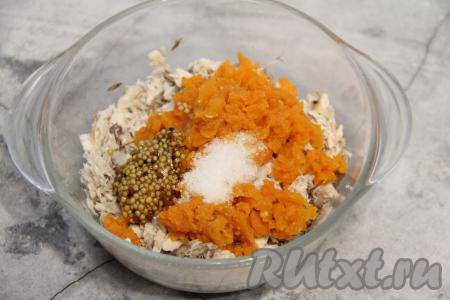 Добавить соль (много соли не добавляйте, в дальнейшем будет добавляться творожный сыр) и горчицу.