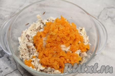 Морковку достать из бульона, размять вилкой и переложить к рыбе с луком.