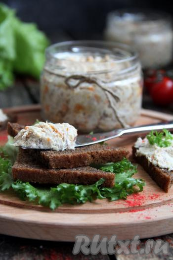 Очень вкусный, нежный рийет из скумбрии, приготовленный с добавлением творожного сыра, можно подать к столу на кусочке чёрного хлеба, а можно выложить его в тарталетки или намазать на тост.