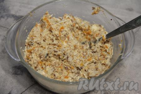 Перемешать рийет из скумбрии с творожным сыром до однородности. Попробовать на вкус, если нужно, досолить.