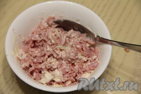 Ветчину натереть на крупной тёрке, добавить к ней немного майонеза, перемешать.