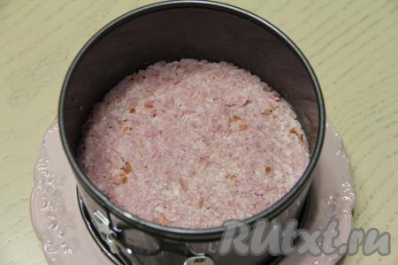 Ветчину, смешанную с майонезом, выложить следующим слоем и слегка утрамбовать.