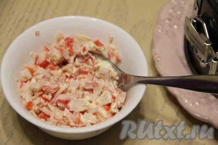 Крабовые палочки мелко нарезать, добавить к ним немного майонеза и перемешать.