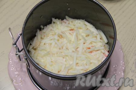 Кислое яблочко, очищенное от кожуры и косточек, натереть на крупной тёрке и равномерно распределить поверх крабовой массы, утрамбовать.