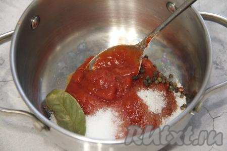 Разморозить скумбрию при комнатной температуре, затем из брюшка удалить внутренности и чёрную плёночку, отрезать голову, хвост и плавники, тщательно промыть водой. Приготовить маринад, для этого в кастрюле соединить томатную пасту, специи (я добавила горошинки перцев), соль, сахар, лавровый лист.