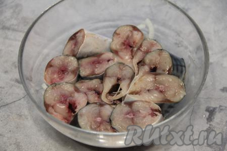 Нарезать скумбрию на кусочки и плотно выложить на луковую подушку.