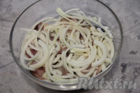 Выложить вторую половину нарезанного лука поверх скумбрии.