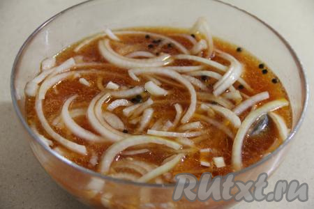 Залить скумбрию остывшим томатным маринадом и поставить в холодильник на сутки.